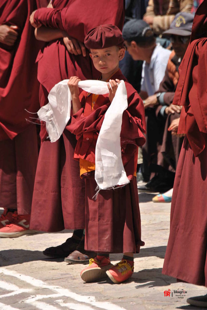 Little monk with the welcome cloth waiting